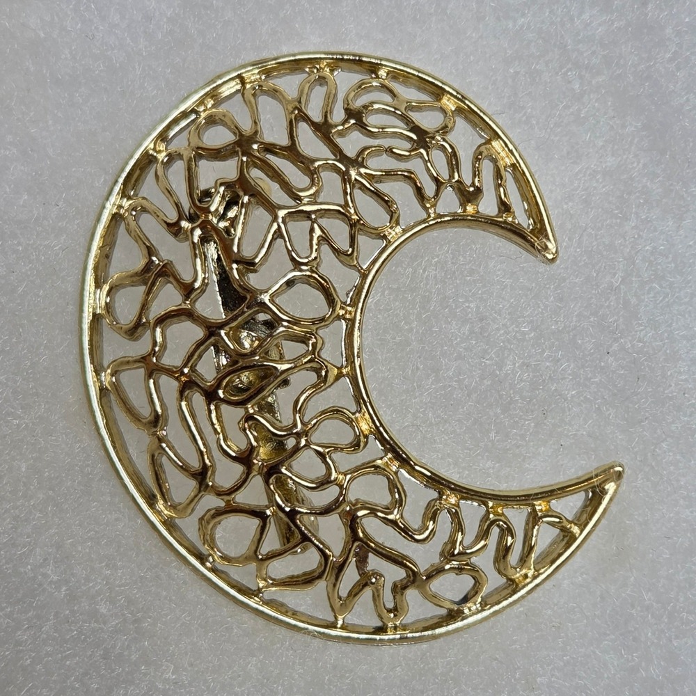 Vintage Gold Tone Crescent Moon Brooch Openwork Filigree Celestial 20th Century - Picture 1 of 7